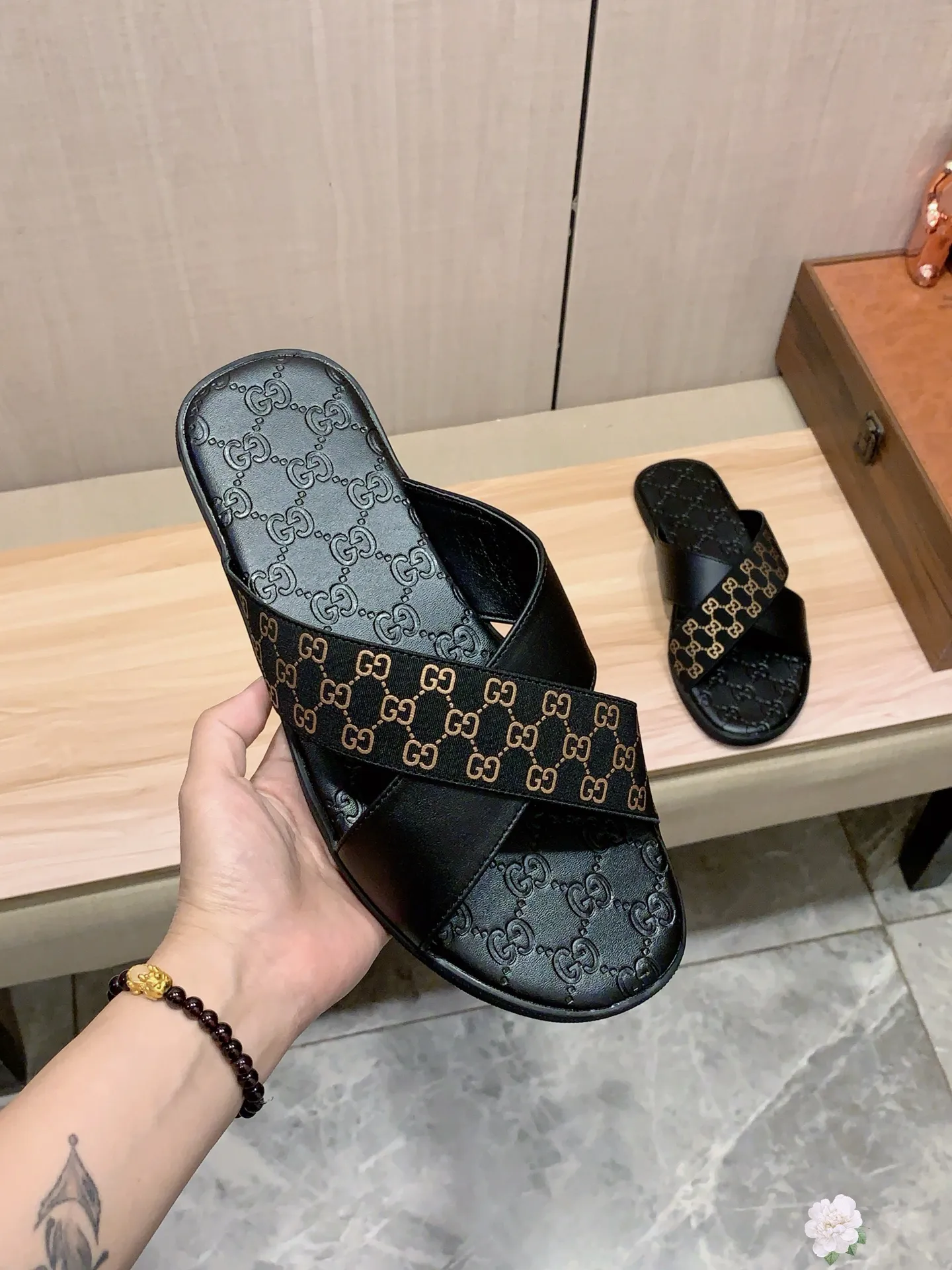Slippers: New model: Factory price: 260💰💰🎩🎩🔥🔥《 Gucci* 》Series of slippers top purchasing agent🔍🔍Sold at the same time for men, original Italian imported webbing made of selected cowhide, exquisite workmanship,), sole: (super comfortable) original factory special sole, ⚠️exclusive double-layer movable molded sole super comfortable⚠️, real shot🎬the real thing is more beautiful🔍🔍266 regular code 38-44, can be ordered 45.